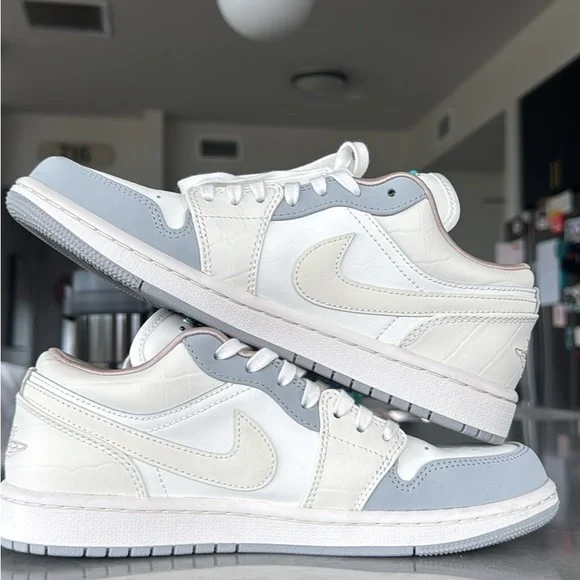 Air Jordan 1 Low - Picture 2 of 9